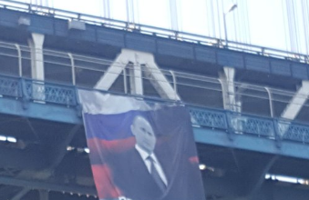 LA BANNIERE ‘POUTINE PACIFICATEUR’ QUI AGITE OBAMA ET LA POLICE DE NEW-YORK !