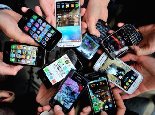 People show their smartphones on December 25, 2013 in Dinan, northwestern France.   AFP PHOTO / PHILIPPE HUGUEN        (Photo credit should read PHILIPPE HUGUEN/AFP/Getty Images)